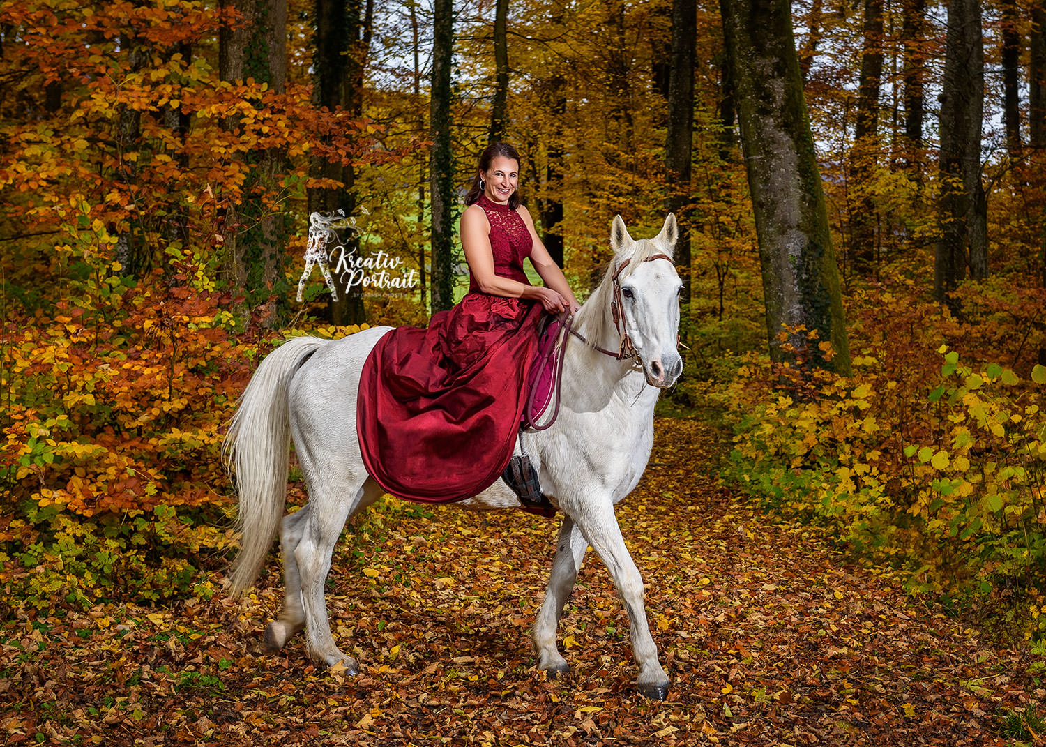 Romantisches Pferdeshooting im Herbstwald